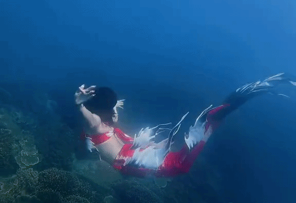 Diệp Lâm Anh 'hóa' nàng tiên cá khi lặn biển Nha Trang