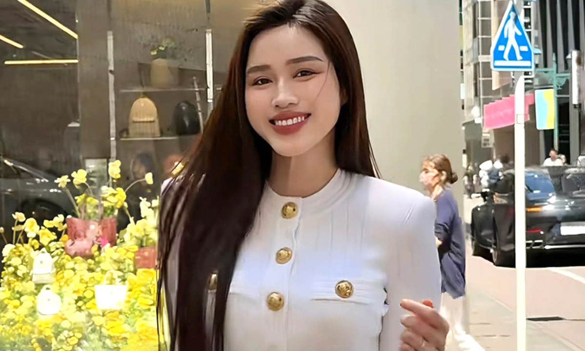 Đỗ Thị Hà diện set đồ hơn một tỷ đồng thả dáng trên phố Nhật Bản