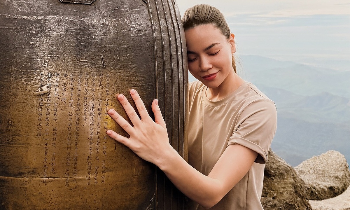 Hồ Ngọc Hà chiêm bái ngôi chùa cao nhất Việt Nam