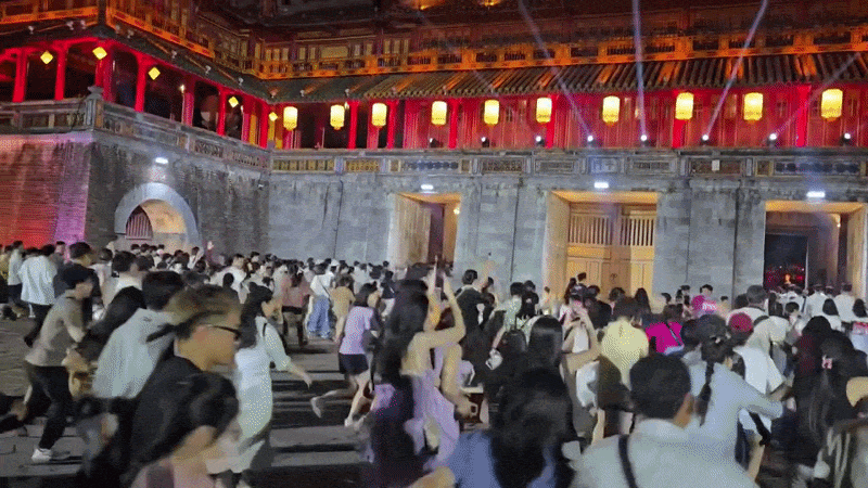 Khi điểm đến 'nghẹt thở' vì khách du lịch