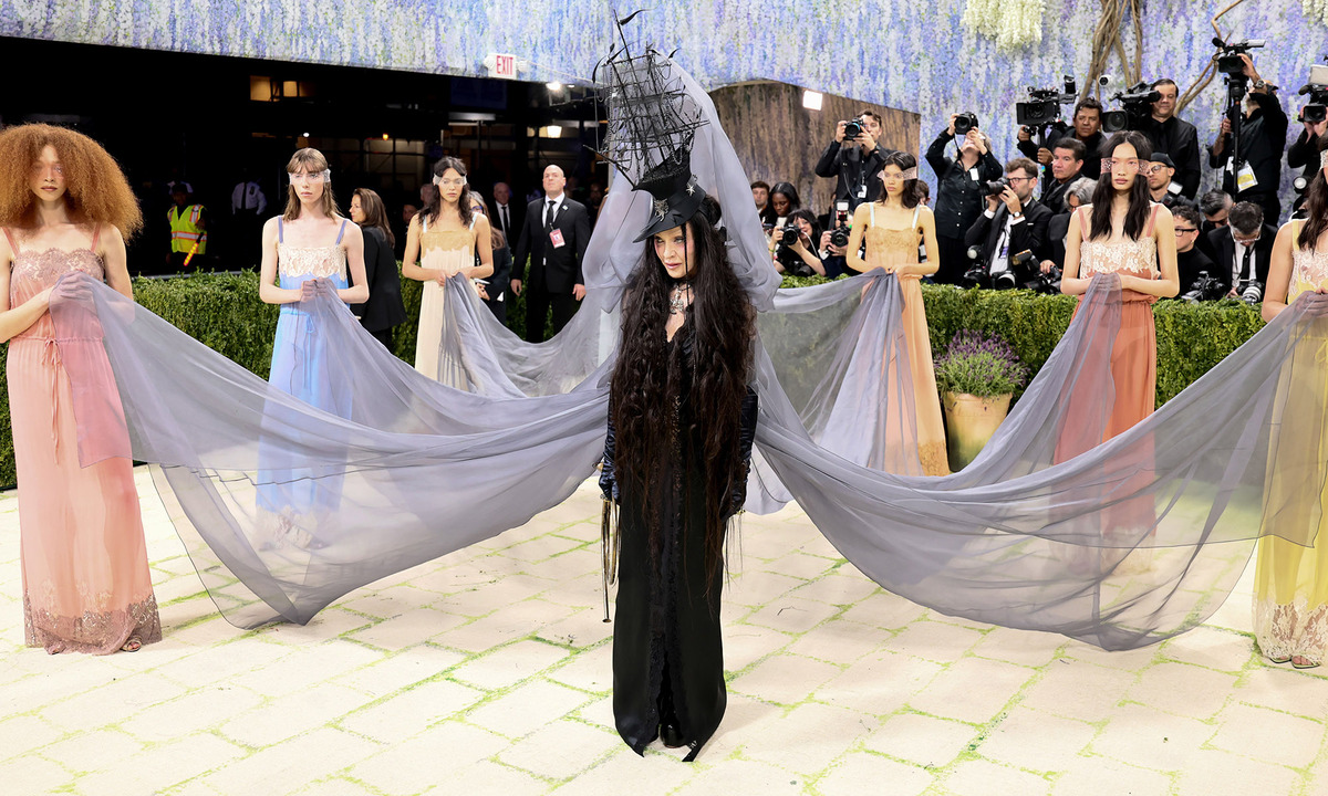 Loạt xiêm y 'chặt chém' trên thảm đỏ Met Gala 2026