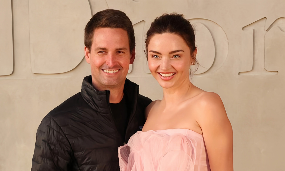 Miranda Kerr lộng lẫy, chồng tỷ phú xuề xòa ở show Dior