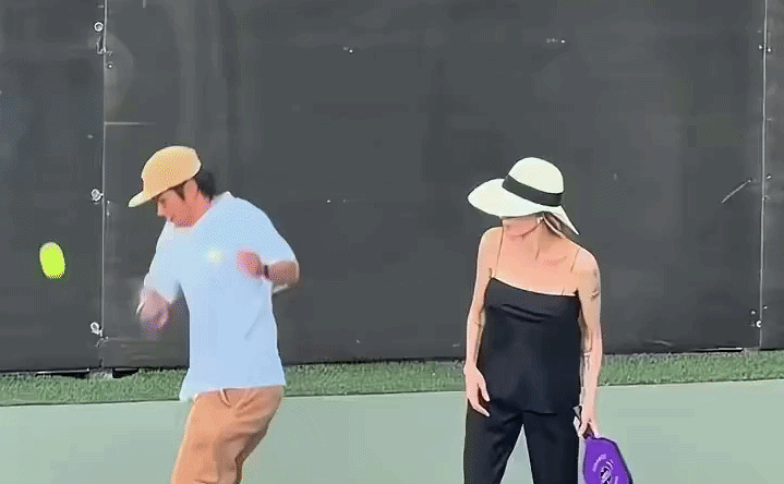 Pax Thiên thi đấu pickleball cùng mẹ