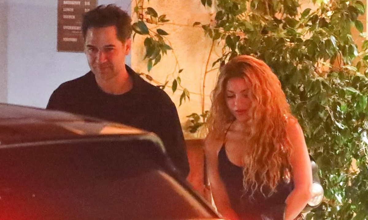 Shakira rời khách sạn cùng tài tử 'Công viên kỷ Jura'