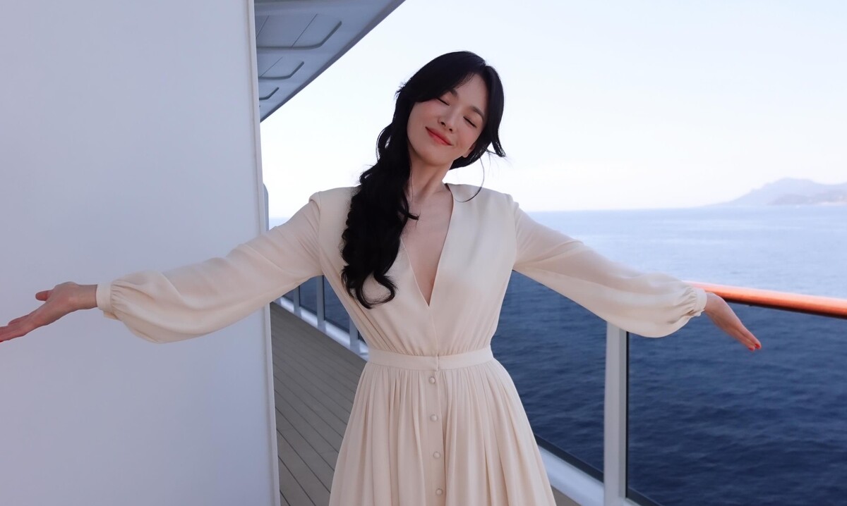 Song Hye Kyo du ngoạn trên thuyền buồm lớn nhất thế giới