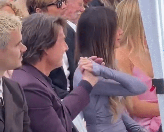 Tom Cruise gây bàn tán khi hôn Victoria Beckham