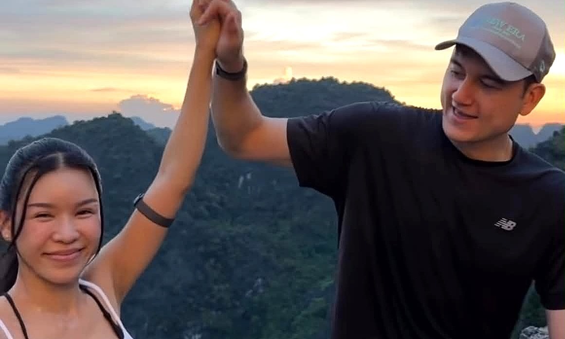 Vợ chồng Văn Lâm leo núi Múa, ngắm cảnh Ninh Bình từ trên cao