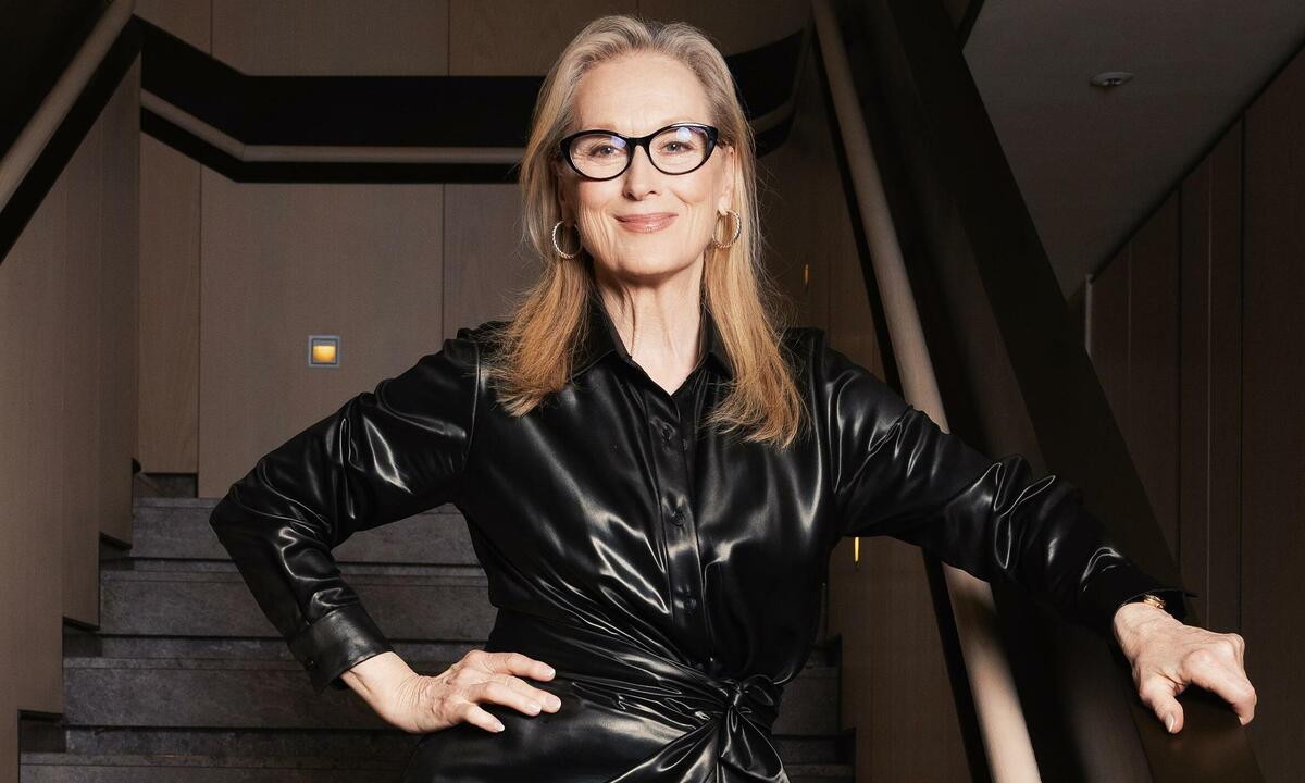 'Yêu nữ hàng hiệu' Meryl Streep khoe sắc vóc tuổi 76 với đầm Công Trí