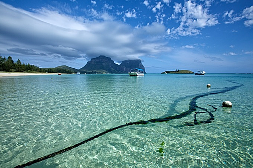 Đảo Lord Howe (New South Wales), viên ngọc của Thái Bình Dương, nơi thích hợp để lặn với ống thở. Ngoài rạn san hô lớn, Đảo Lord Howe còn có các rãnh nước, núi lửa đáng kinh ngạc thu hút những du khách đam mê khám phá thiên nhiên. Ảnh: Catherine Douglas Photography.